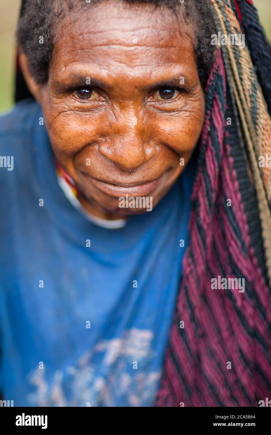 Indonesien, Papua, Baliem-Tal, in der Nähe von Wamena, Yali-Territorium, Dorf Angguruk, Tigh Porträt einer lächelnden Frau Stockfoto