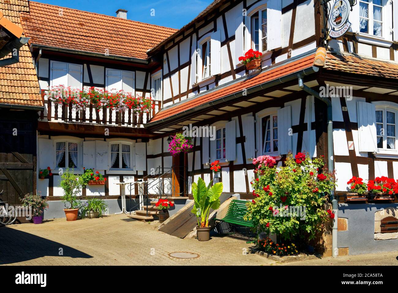 Frankreich, Bas Rhin, Hunspach, beschriftet Les Plus Beaux Villages de France (die schönsten Dörfer Frankreichs), traditionelle Fachwerkhäuser von Th Stockfoto