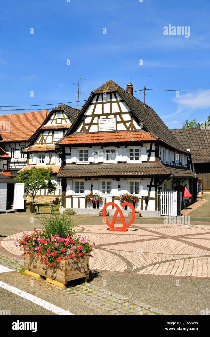 Frankreich, Bas Rhin, Hunspach, beschriftet Les Plus Beaux Villages de France (die schönsten Dörfer Frankreichs), traditionelle Fachwerkhäuser von Th Stockfoto