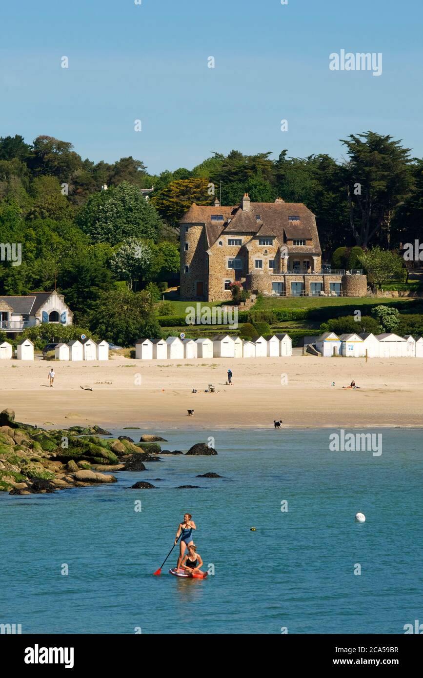 Frankreich, Finistere, Nevez, Port Manech, der Strand von Port Manech, Strandhütten und Manoir Dalmore, Paddel (SUP) Stockfoto