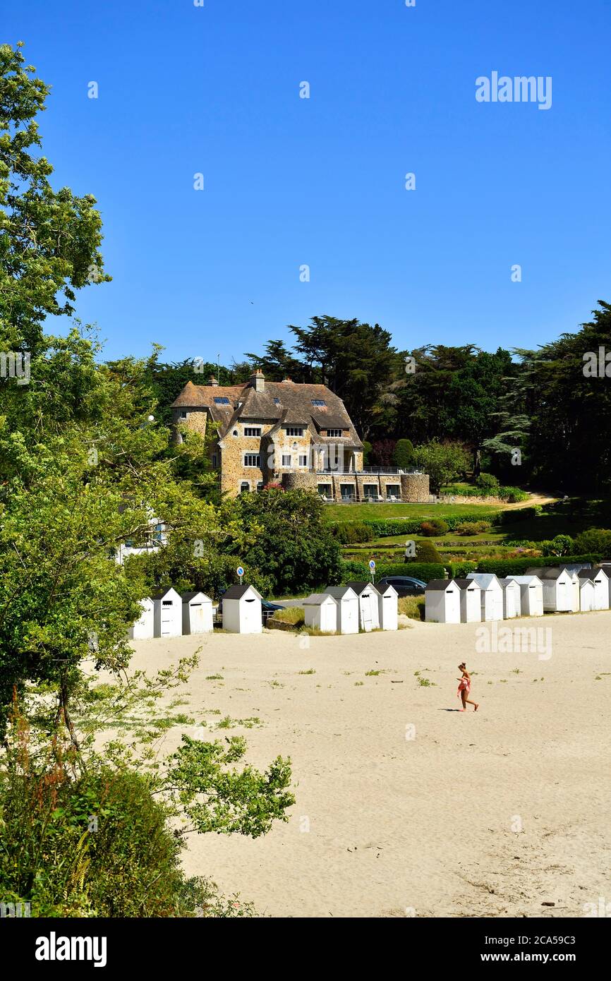 Frankreich, Finistere, Nevez, Port Manech, der Strand von Port Manech, Strandhütten und Manoir Dalmore Stockfoto