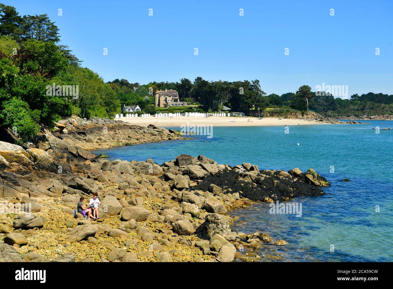 Frankreich, Finistere, Nevez, Port Manech, der Strand von Port Manech, Strandhütten und Manoir Dalmore Stockfoto