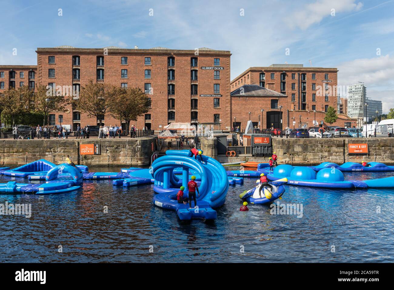 Aqua Park mit schwimmenden Kurs von aufblasbaren Rutschen und Kletterhindernissen im Albert Dock, Liverpool, Merseyside, Vereinigtes Königreich Stockfoto