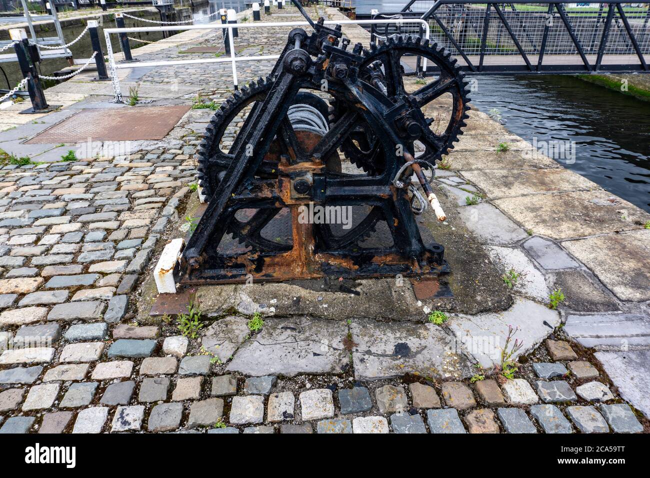 Ein alter Schleusenmechanismus in der Nähe des Grand Canal Dock in Dublin, Irland. Stockfoto