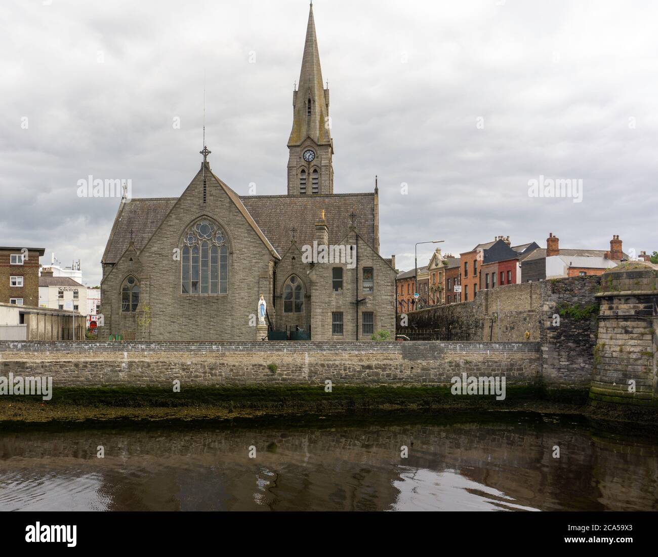 St. Patricks römisch-katholische Kirche, am Ufer des Dodder, in Ringsend, Dublin, Irland. Es wurde 1859 von Erzbischof Cullen eröffnet. Stockfoto