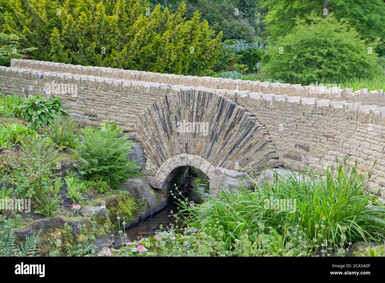 Trockensteinbogenbrücke in den Harlow Carr Gardens Stockfoto