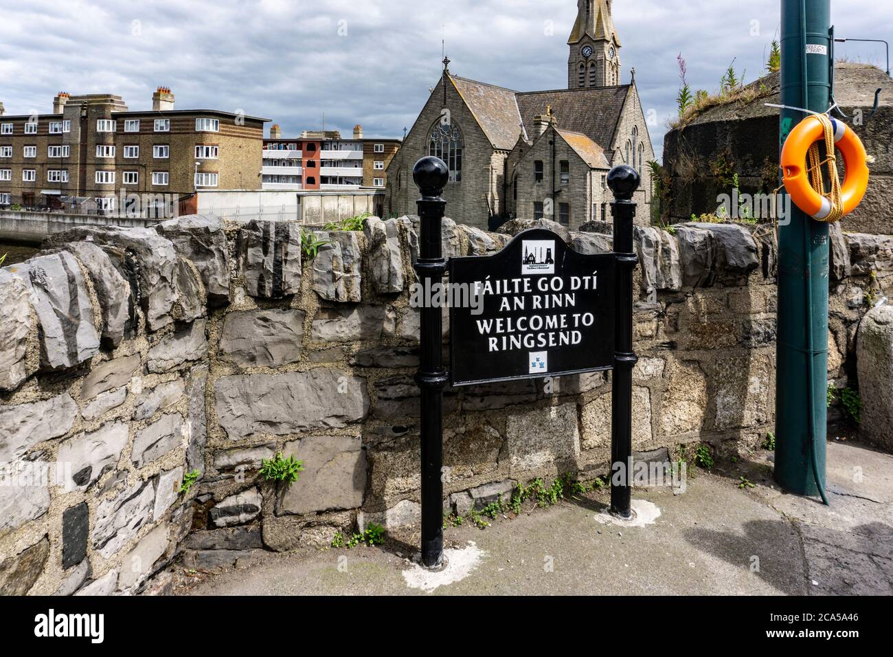 Das Schild begrüßt Besucher im Dorf Ringsend in Dublin, Irland. Ringsend ist ein alter historisch bedeutender Teil von Dublin. Stockfoto