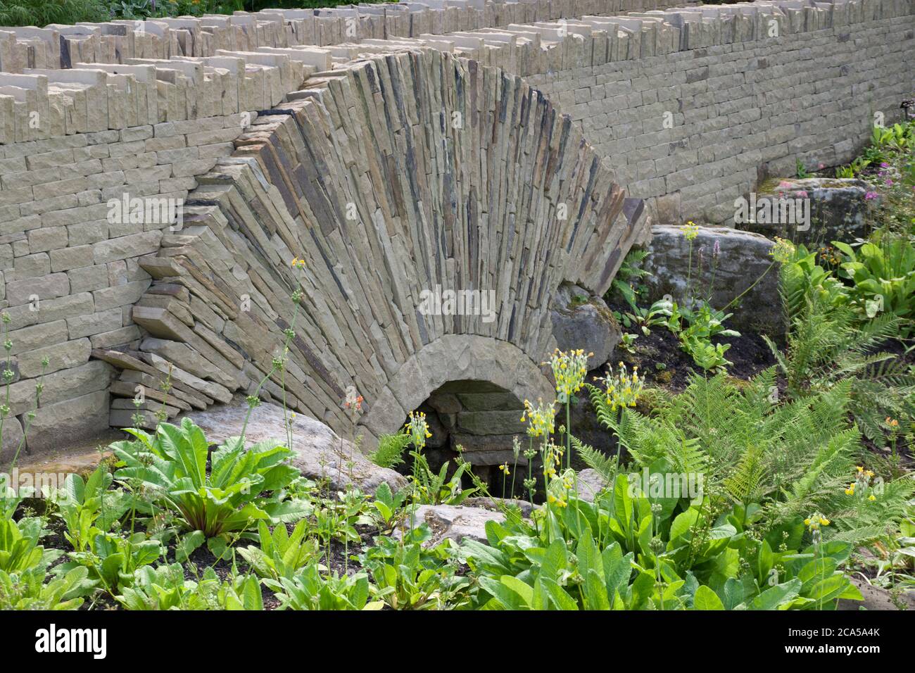 Trockensteinbogenbrücke in den Harlow Carr Gardens Stockfoto