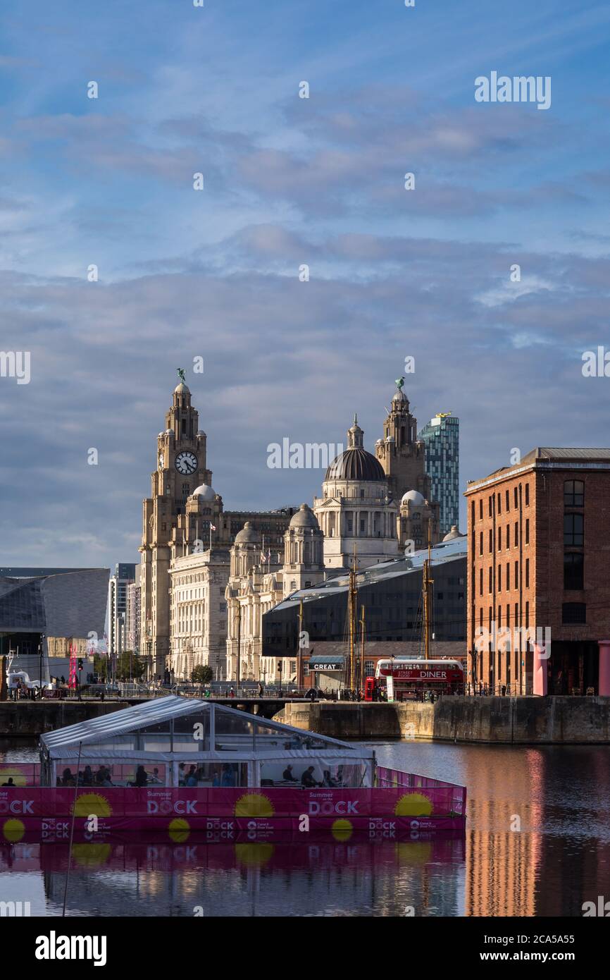 Liverpool Waterfront, Blick vom Albert Dock auf die Three Graces, Liverpool, Merseyside, Großbritannien Stockfoto