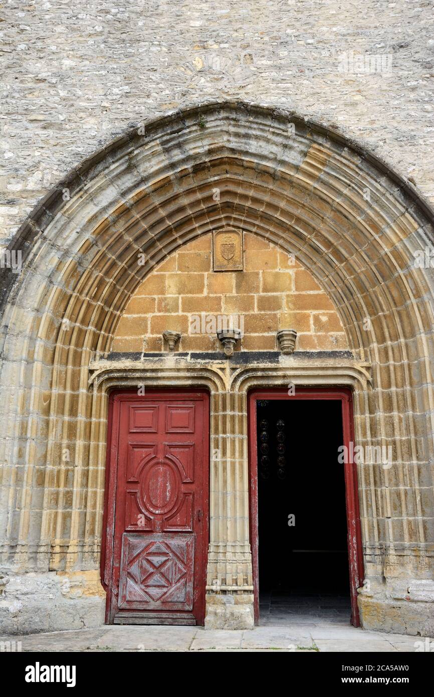 Frankreich, Jura, Gigny, Abtei gegründet 891, Abteikirche jour; extérieur; printemps; sans personne; vertikal; tourisme; Architektur; Dorf; Gigny; A Stockfoto