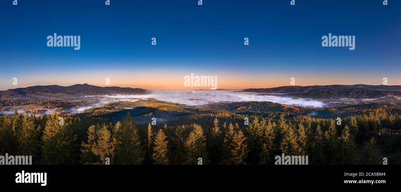 Sonnenaufgang über Liberec, Blick vom Aussichtspunkt Cisarsky kamen, Jested Berg, Tschechische Republik. Stockfoto