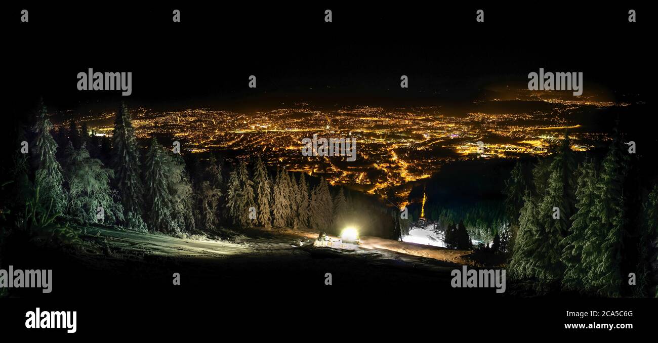 Sonnenaufgang und Inversion am Jested Berg in der Nähe der Stadt Liberec, Tschechien, Schnee und Winter und Blick auf die Seilbahn. Stockfoto