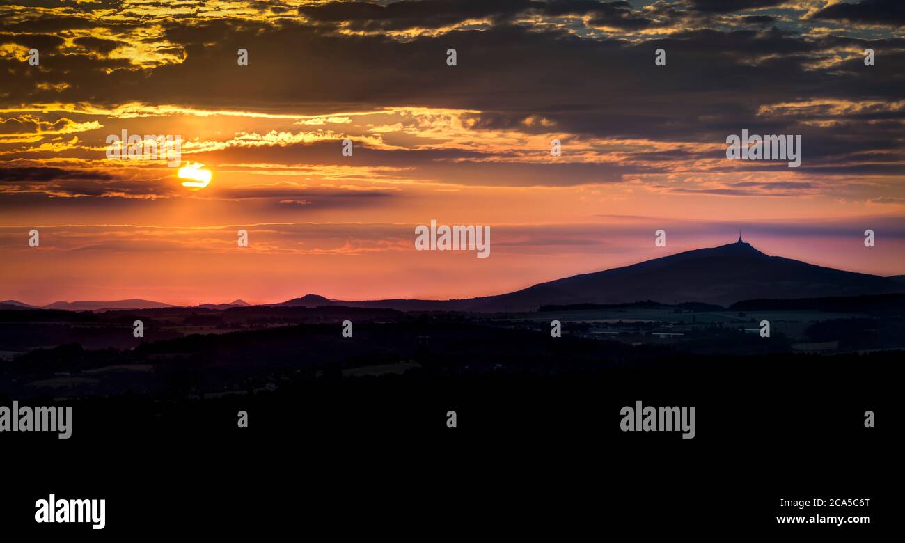 Dramatischer Sonnenuntergang Sonnenaufgang Himmel mit Jested Ridge Silhouette. Stockfoto