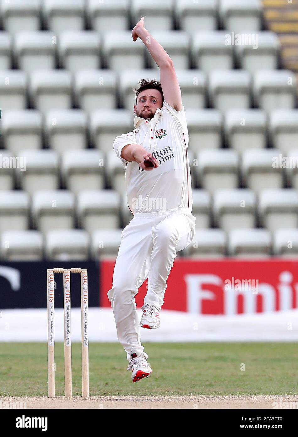 Lancashire's Edwin Moulton Bowling am vierten Tag des Bob Willis Trophy-Spiels in Blackfinch New Road, Worcester. Stockfoto