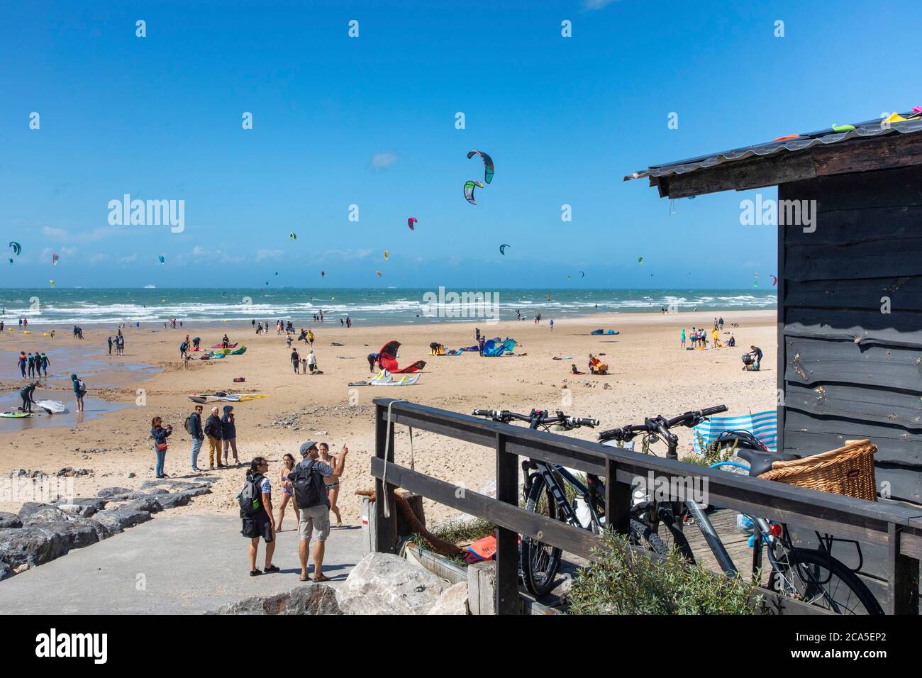 Frankreich, Pas de Calais, Wissant, Strandhütte am Strand, Kitesurfen am Meer Stockfoto