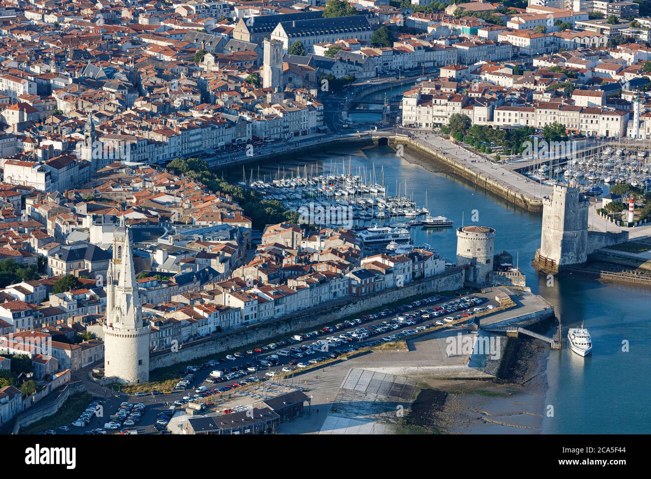 Frankreich, Charente Maritime, La Rochelle, die Tour de la Lanterne, die Tour de la Chaine, die Tour St Nicolas, der alte Hafen und die Stadt (Luftaufnahme Stockfoto