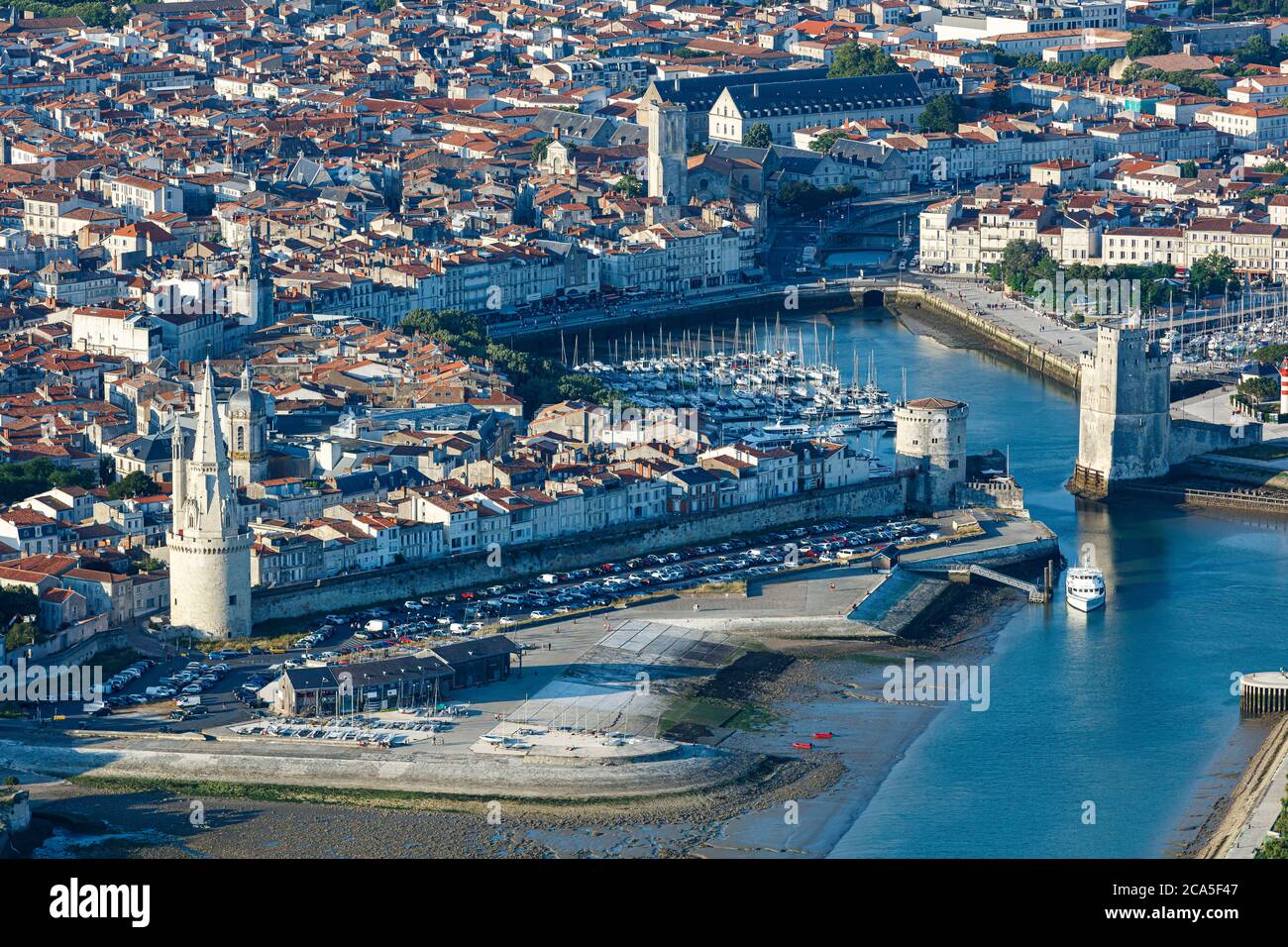 Frankreich, Charente Maritime, La Rochelle, die Tour de la Lanterne, die Tour de la Chaine, die Tour St Nicolas, der alte Hafen und die Stadt (Luftaufnahme Stockfoto