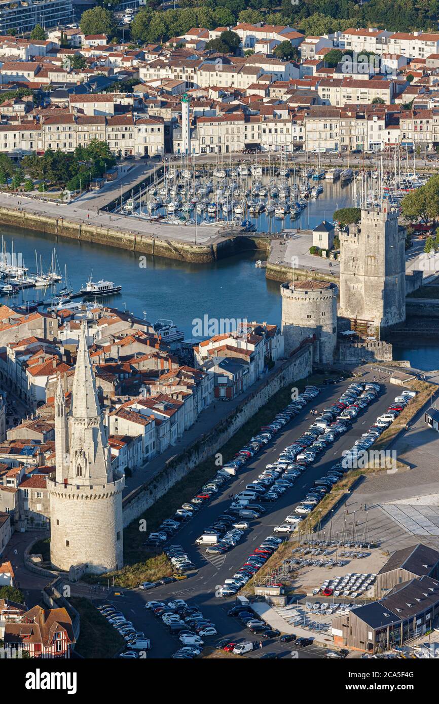 Frankreich, Charente Maritime, La Rochelle, die Tour de la Lanterne, die Tour de la Chaine, die Tour St Nicolas und der alte Hafen (Luftaufnahme) Stockfoto