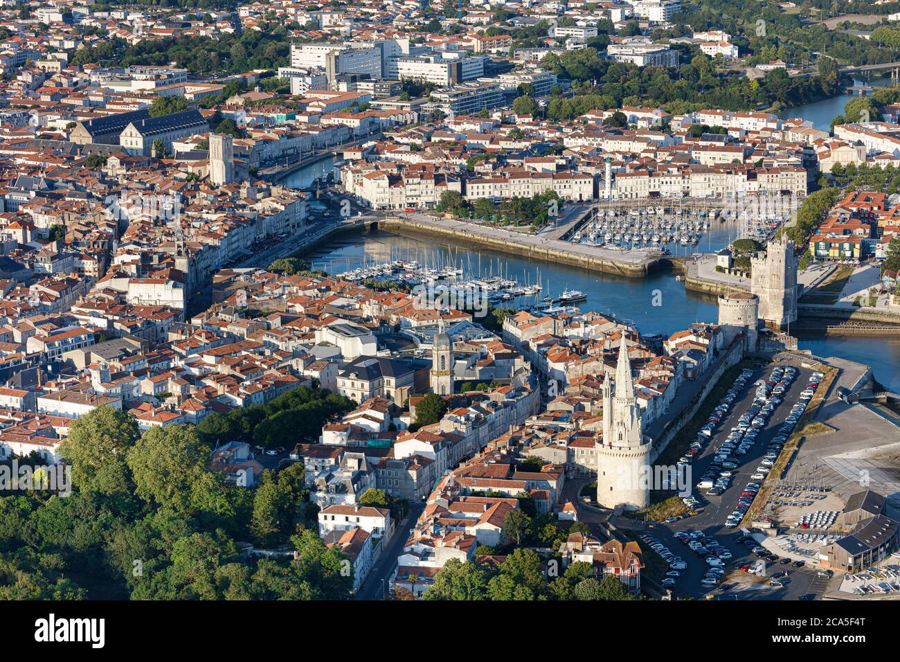 Frankreich, Charente Maritime, La Rochelle, die Tour de la Lanterne, die Tour de la Chaine, die Tour St Nicolas, der alte Hafen und die Stadt (Luftaufnahme Stockfoto