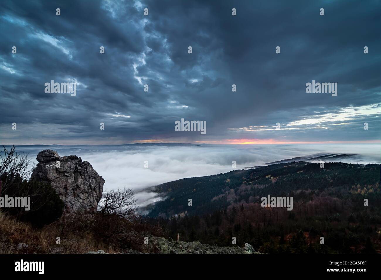 Sonnenaufgang und Inversion am Jested Berg in der Nähe der Stadt Liberec, Tschechien, Schnee und Winter und Blick auf die Seilbahn. Stockfoto