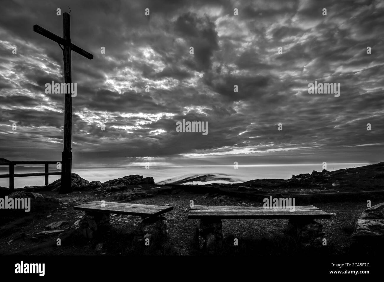 Sonnenaufgang und Inversion am Jested Berg in der Nähe der Stadt Liberec, Tschechien, Schnee und Winter und Blick auf die Seilbahn, Fotografen am Kreuz. Stockfoto