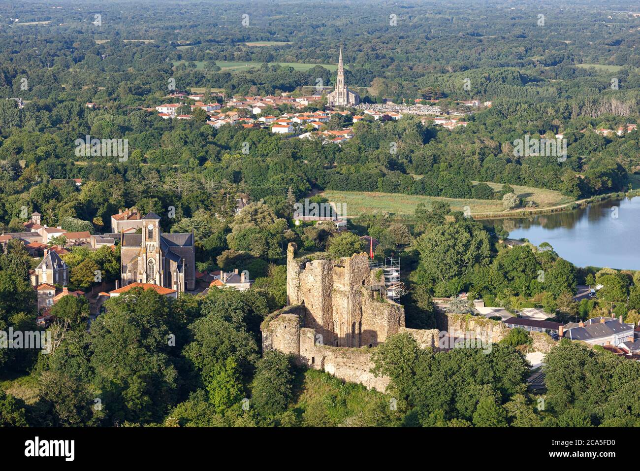 Frankreich, Vendee, Talmont Saint Hilaire, castel, Talmont Kirche und St. Hilaire Kirche (Luftaufnahme) Stockfoto