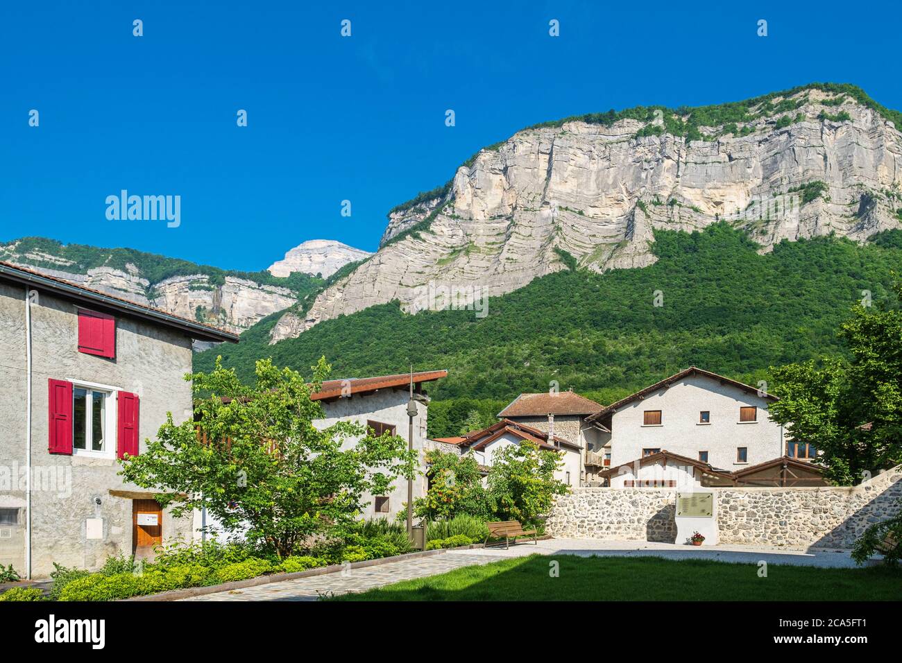 Frankreich, Isere, Gresivaudan Tal, Lumbin Dorf am Fuße des Chartreuse Massivs Stockfoto