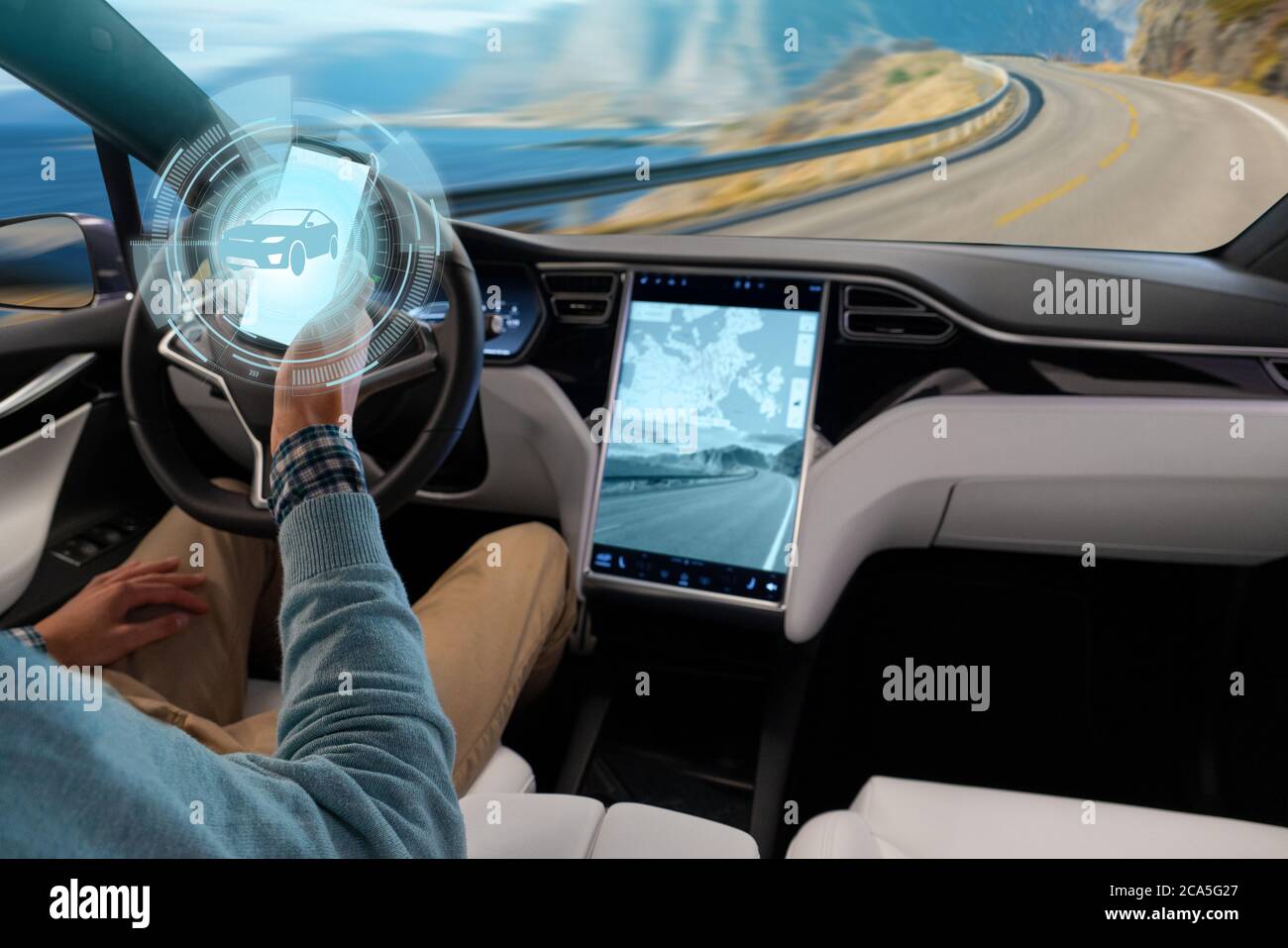 Der Fahrer steuert ein autonomes Auto über ein Smartphone Stockfoto