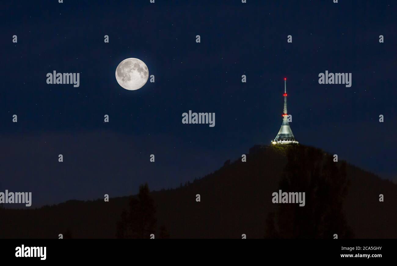 Jested Aussichtsturm, Nachtansicht mit Vollmond. Liberec, Böhmen, Tschechische Republik. Stockfoto