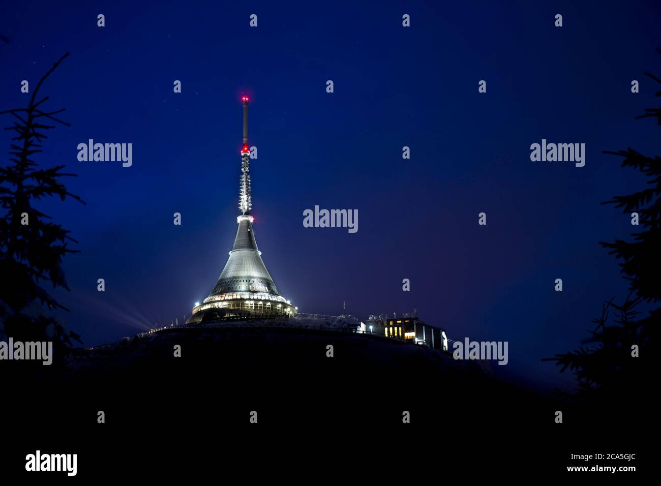 Jested Aussichtsturm in der Nacht , Liberec, Böhmen, Tschechische Republik. Stockfoto
