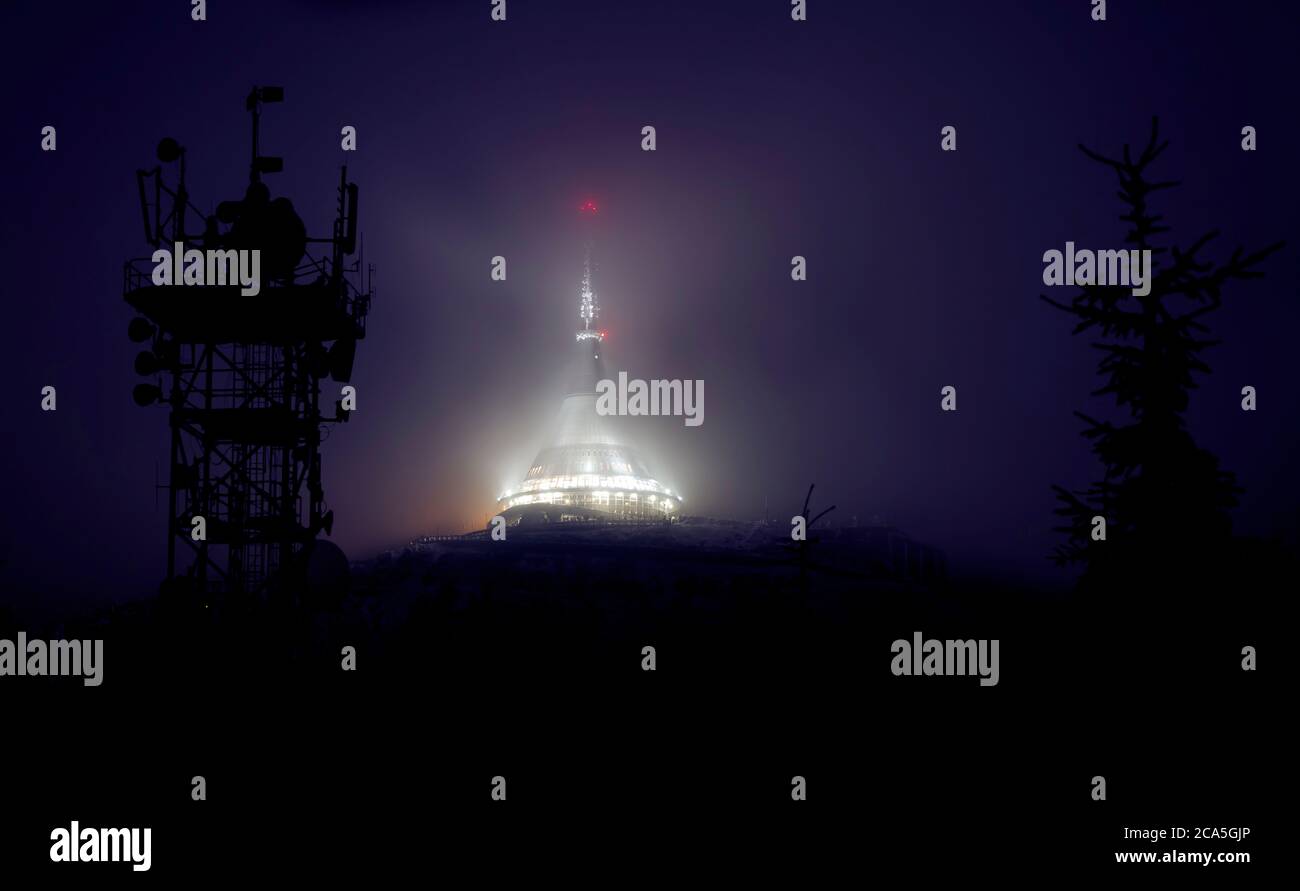 Jested Aussichtsturm in der Nacht, Sender, Liberec, Böhmen, Tschechische Republik. Stockfoto