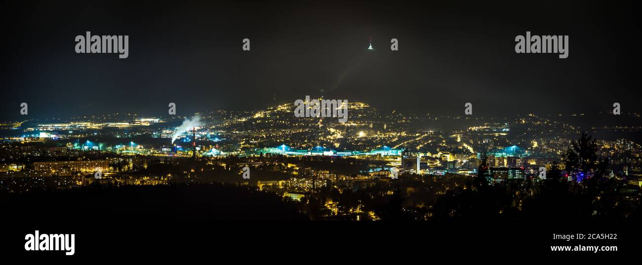 Nachtansicht auf die Stadt Liberec. Stadt der Lichter. Der Hügel Jested über der glühenden Stadt. Stockfoto