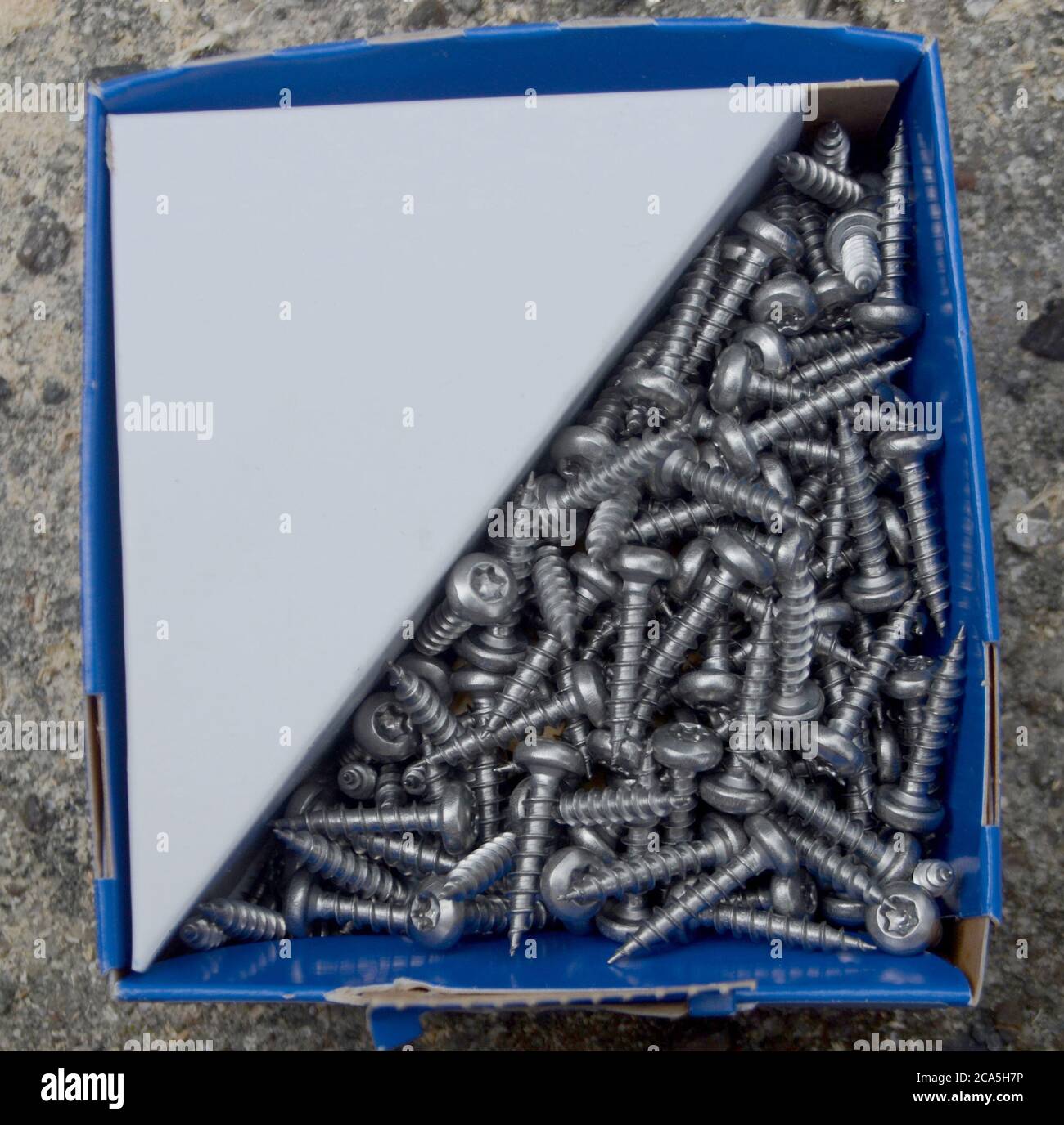 Cheat Paket von Schrauben, die Größe der Verpackung schlägt einen größeren Inhalt Stockfoto