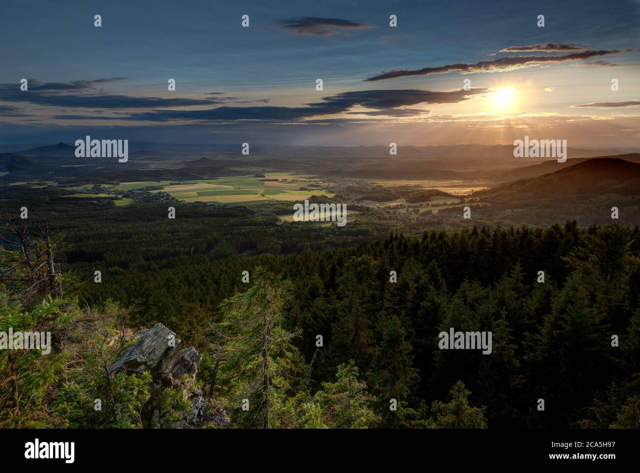 Sonnenaufgang und Inversion am Berg Jested in der Nähe der Stadt Liberec, Tschechische republik. Stockfoto