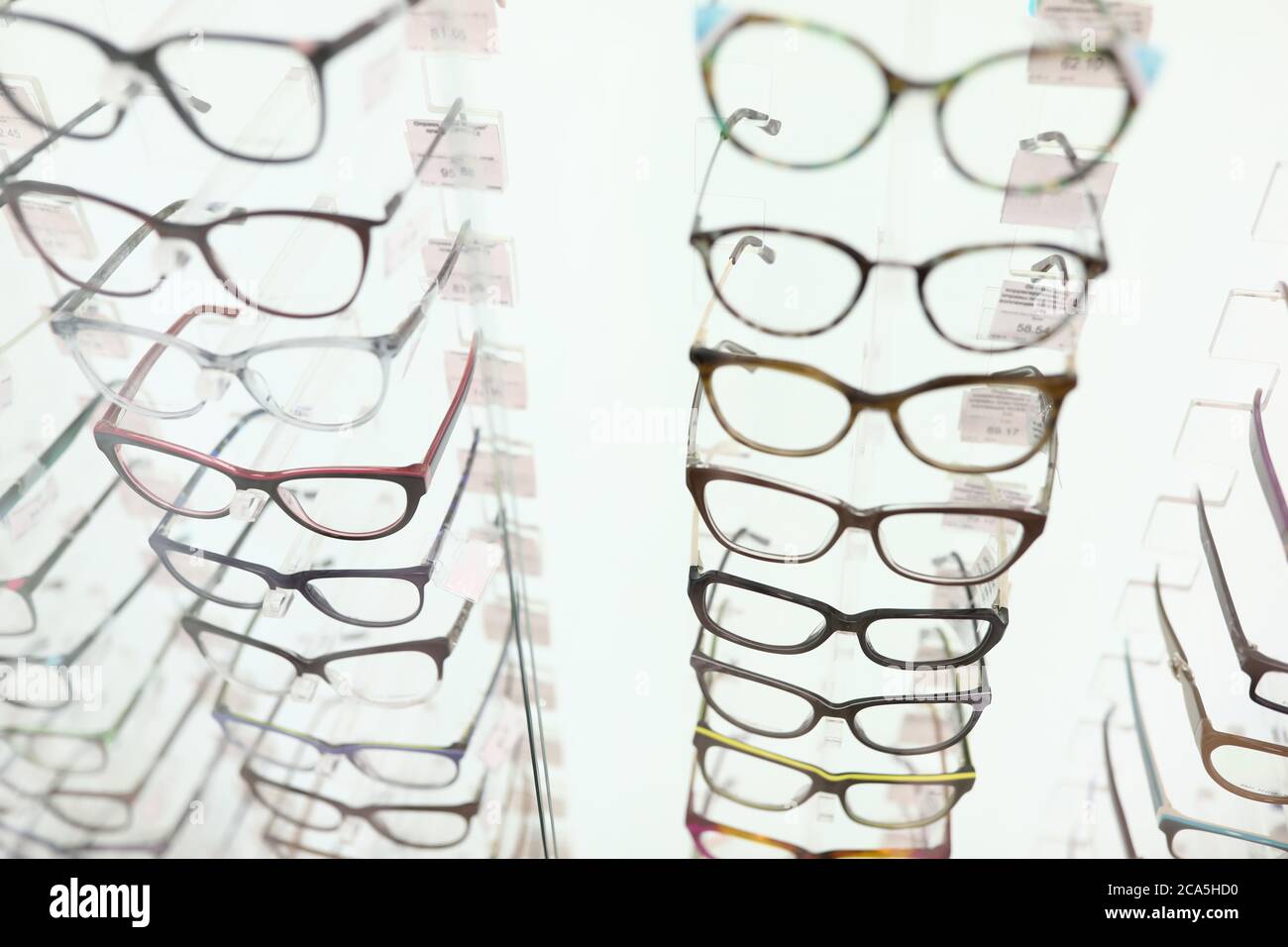 Vitrine mit Gläsern in Optik Salon Nahaufnahme Stockfoto