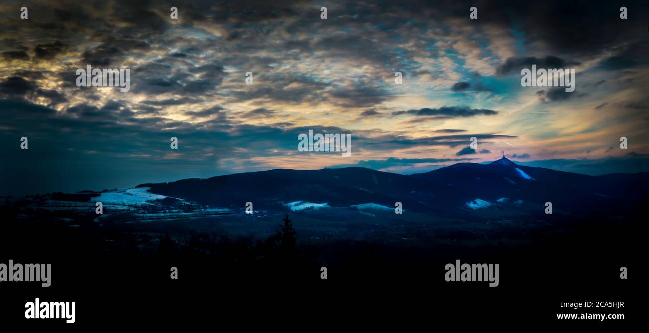 Dramatischer Sonnenuntergang Sonnenaufgang Himmel mit Jested. Stockfoto