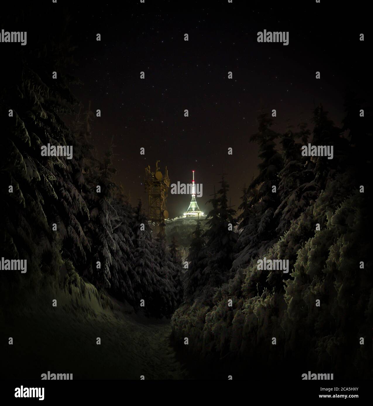 Sender Aussichtsturm in der Nacht, Sender, Liberec, Böhmen, Tschechische Republik., dramatische Winterlandschaft und Wald, das beste Foto Stockfoto