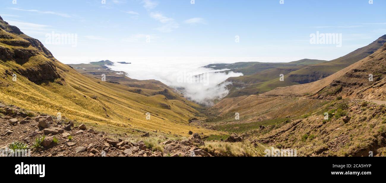 Über den Wolken auf dem Sani Pass von Lesotho nach Südafrika, Stockfoto