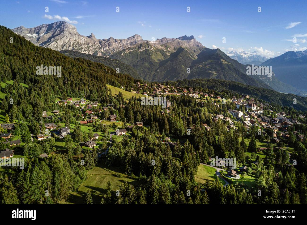 Schweiz, Kanton Waadt, Villars-sur-Ollon und das argentinische Massiv im Hintergrund (Luftaufnahme) Stockfoto