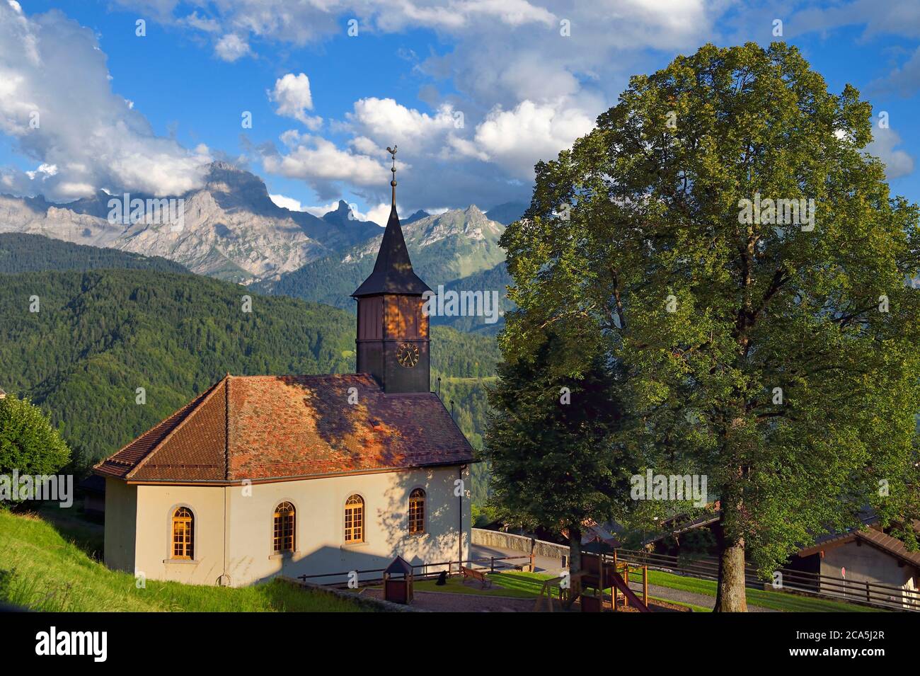 Schweiz, Kanton Waadt, Ollon, Weiler Huemoz protestantischen Tempel und das Massiv von Argentinien im Hintergrund Stockfoto