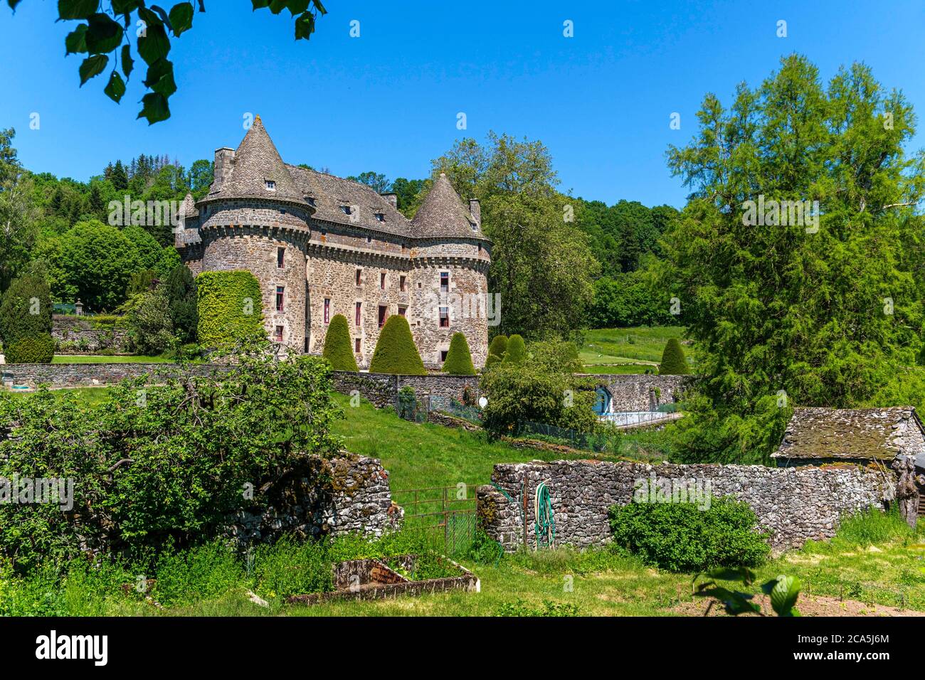 Frankreich, Cantal, Auzers, Auzers Schloss erbaut im 14. Jahrhundert in der Mitte des Hundertjährigen Krieges behält alle Attribute der hohen Haus, regionalen Naturpark Vulkane der Auvergne (Parc naturel r?gional des Volcans d'Auvergne) Stockfoto