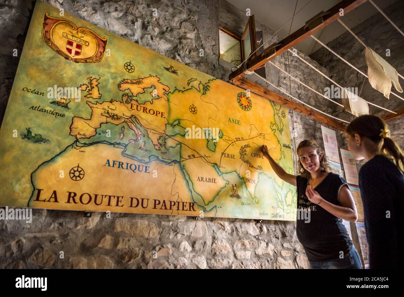 Frankreich, Savoie, Les Marches, Route des Know-how und der Kulturstätten  von Chartreuse, im Moulin de la Tourne die Papierhandlerin Amandine Felix  kreiert Stoffpapier (Bastelpapier, das aus recycelten Stoffen in Baumwolle,  Hanf, Wolle