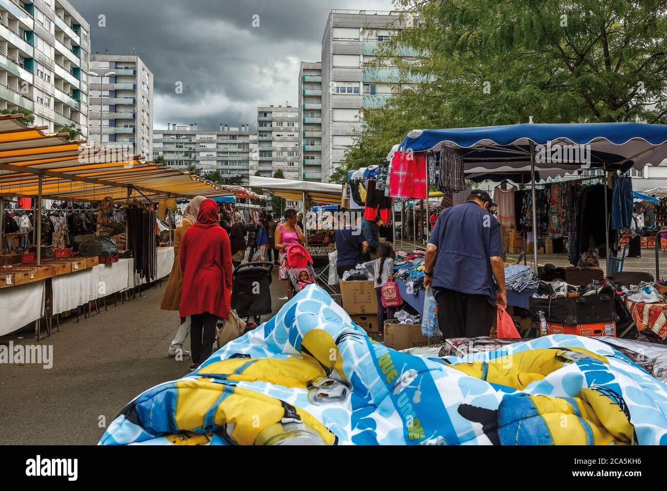 Frankreich, Yvelines, Les Mureaux, Scene de vie auf einem Open-Air-Markt Stockfoto