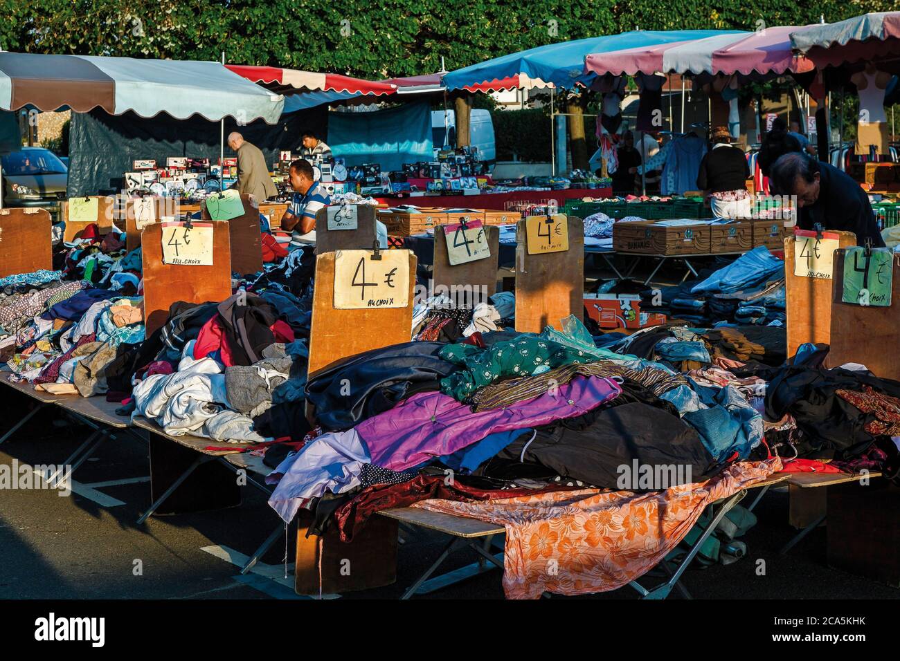 Frankreich, Yvelines, Les Mureaux, Scene de vie auf einem Open-Air-Markt Stockfoto