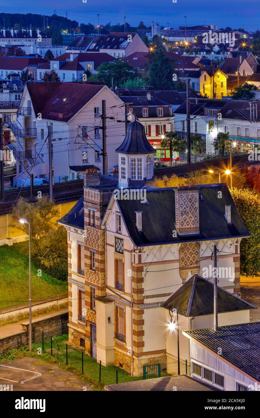 Frankreich, Yvelines, Les Mureaux, Nachtansicht der traditionellen Gebäude im Stadtzentrum Stockfoto