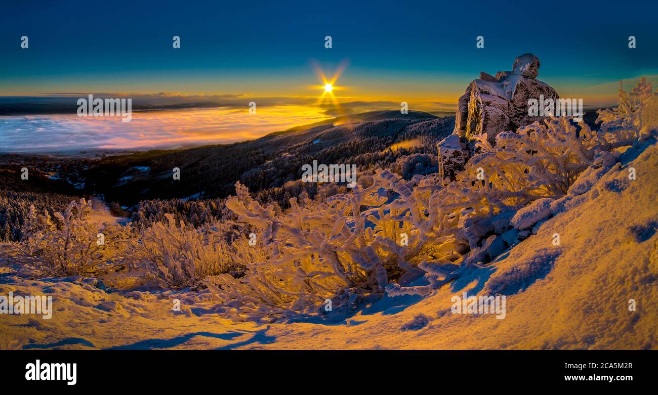Sonnenaufgang und Inversion auf dem Jested Berg in der Nähe der Stadt Liberec, Tschechien, Schnee und Winter und Blick auf die Seilbahn, Schneekorallen. Stockfoto