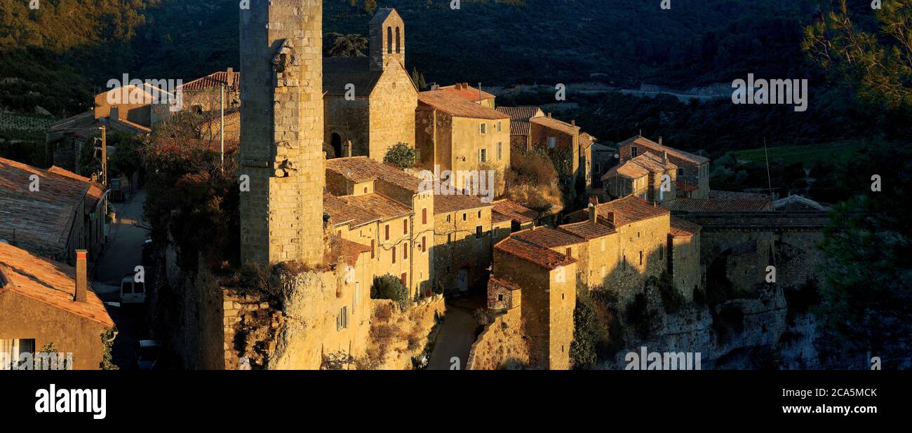 Frankreich, Herault, Haut Languedoc Regional Natural Park, Minerve, als eines der schönsten Dörfer in Frankreich, Panorama des Dorfes bei Sonnenuntergang aufgeführt Stockfoto