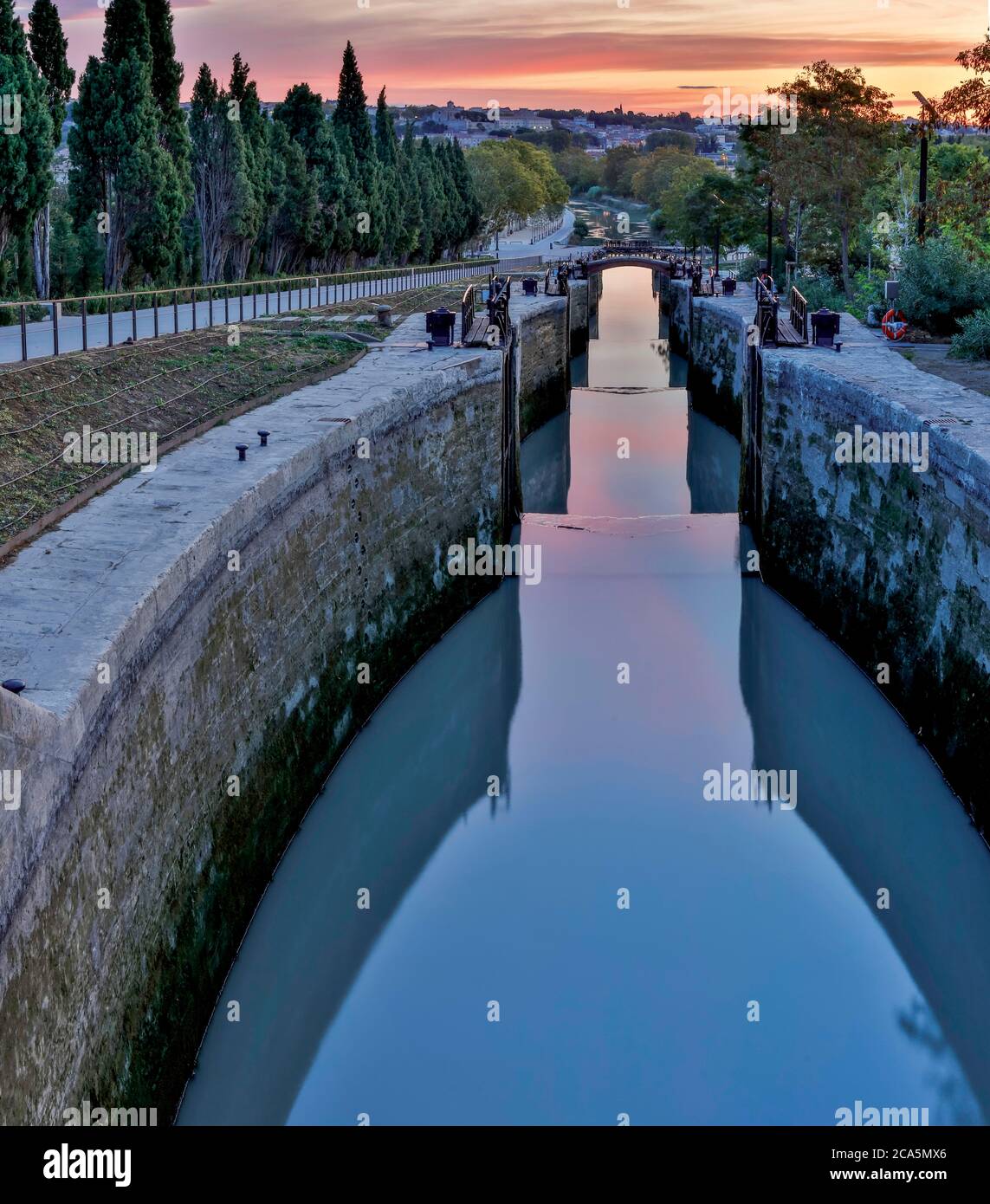 Frankreich, Herault, Canal du Midi, von der UNESCO zum Weltkulturerbe erklärt, Beziers, Fonseranes, die neun Schleusen von Fonseranes, Schleusen im Morgengrauen Stockfoto