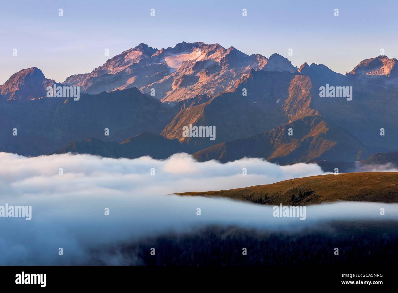 Frankreich, Hautes Pyrenäen, Barousse, Port de Bales, Blick auf eine Bergkette bei Sonnenaufgang auf einem Meer von Wolken im Sommer Stockfoto