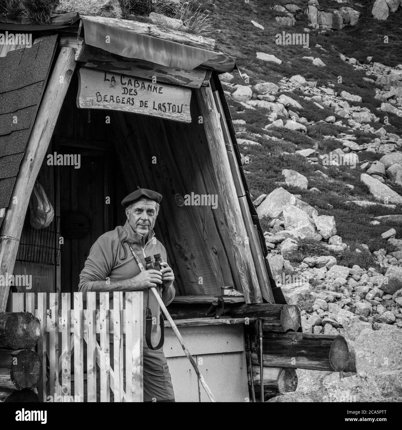 Frankreich, Ariege, Aulus les Bains, Lastou, Hirte vor seiner Hütte Stockfoto